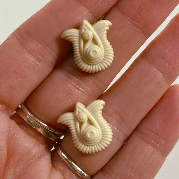 Vintage White Lucite Gracious Tulip Post Earrings - Picture 3 of 5